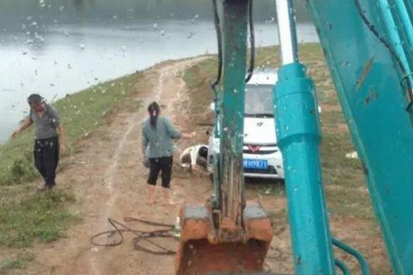  How to maintain the excavator in the rain?